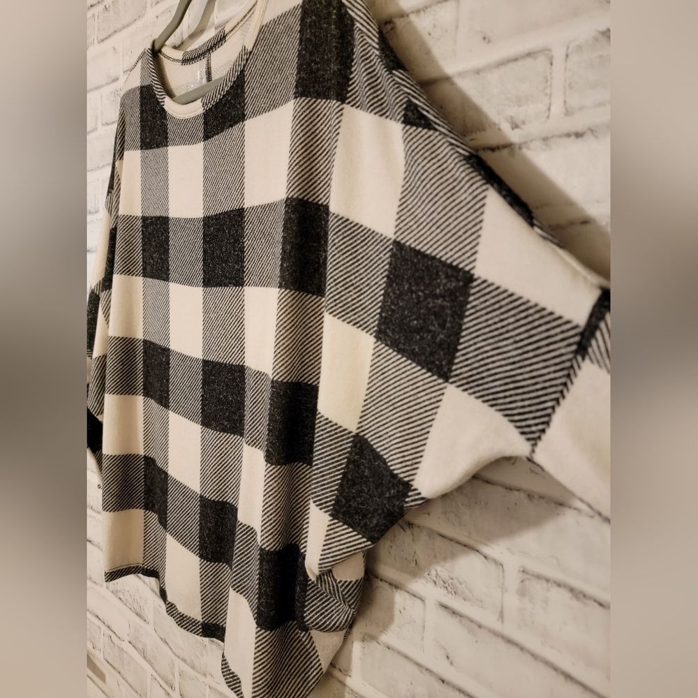 Maurices 24/7 brand. Black and White with bat wing 3/4 sleeve sweater. Size M - Picture 2 of 7